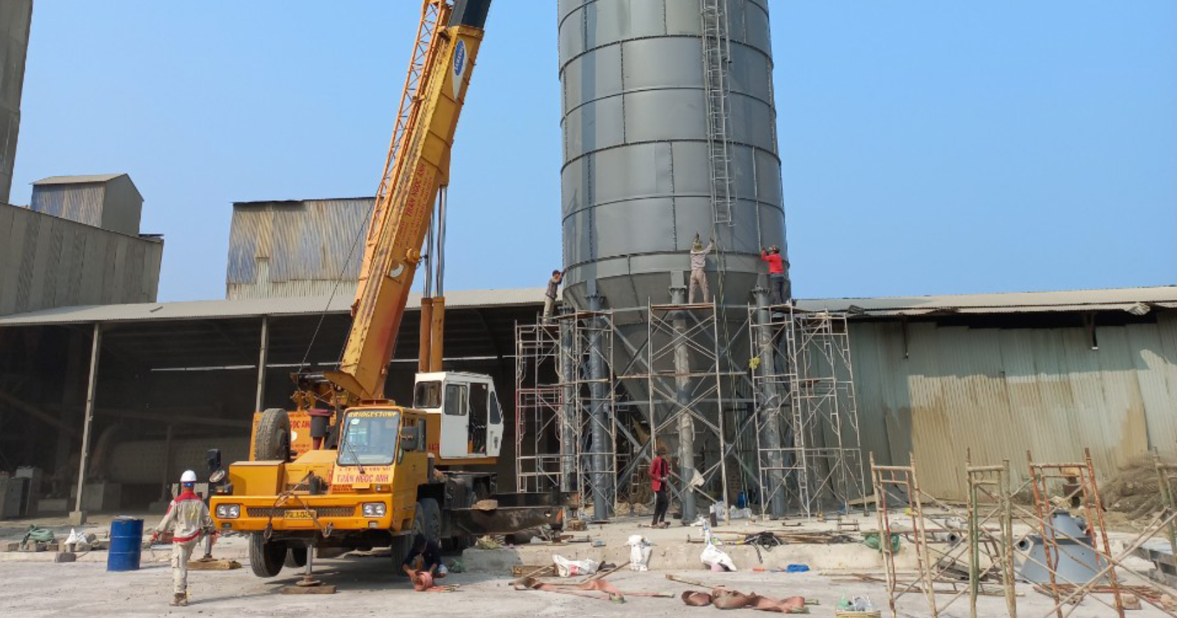 Thuê Xe Cẩu Nâng Hạ Bồn Chứa, Silo Công Nghiệp