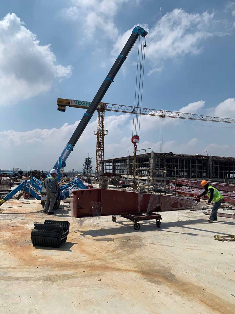 Thuê xe cẩu chân nhện chuyên nghiệp