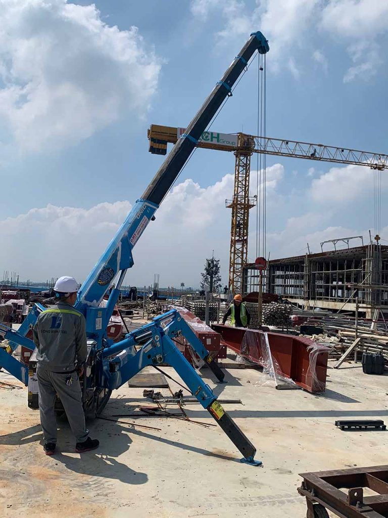 Thuê xe cẩu chân nhện chuyên nghiệp