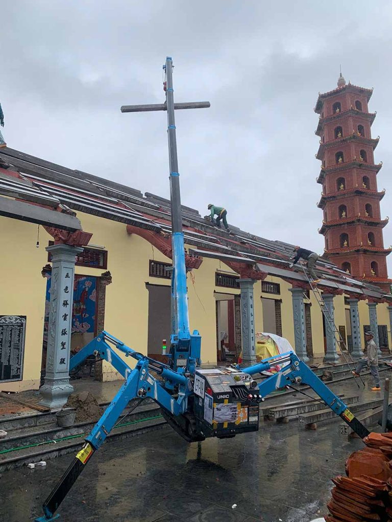 Thuê xe cẩu chân nhện chuyên nghiệp