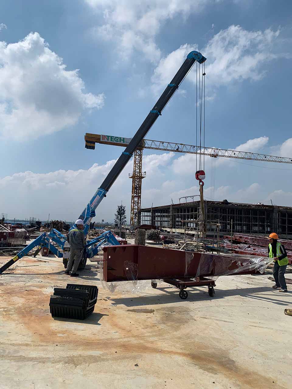 Thuê xe cẩu chân nhện chuyên nghiệp