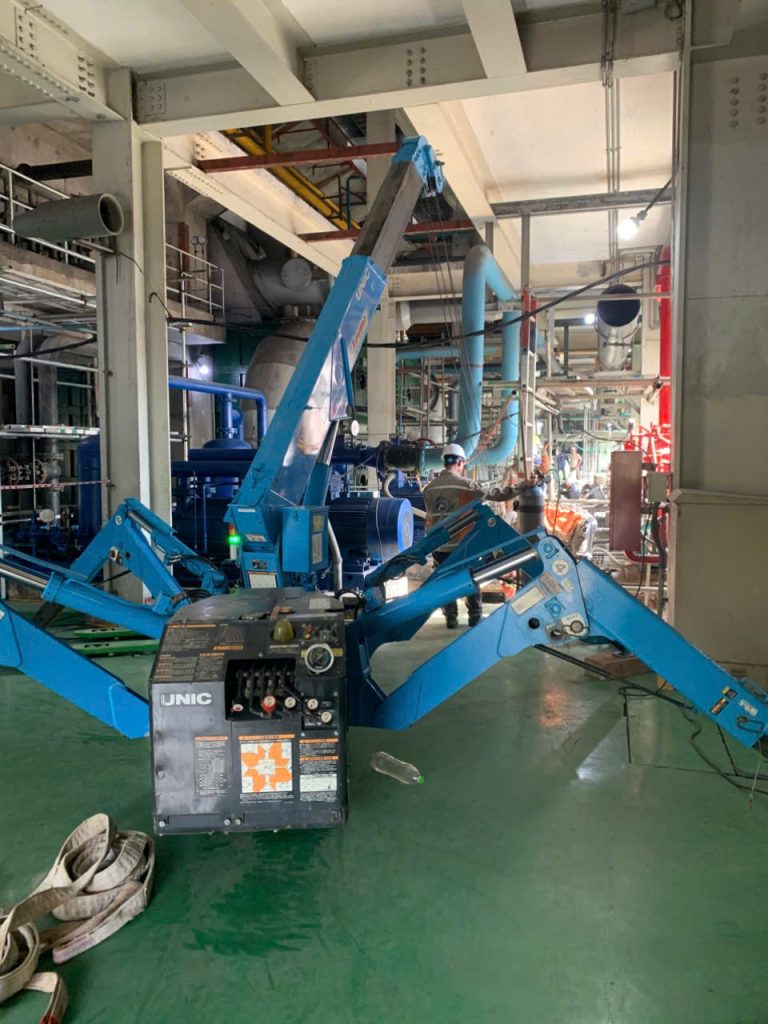 Thuê xe cẩu nhện lắp điều hòa trung tâm VRV, chiller