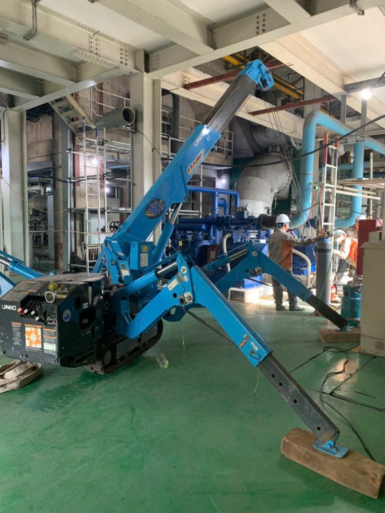 Cho thuê xe cẩu mini làm việc trong nhà máy