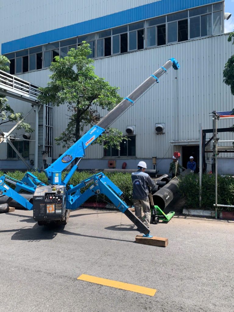Thuê xe cẩu nhện nâng lắp kính mặt dựng tòa nhà