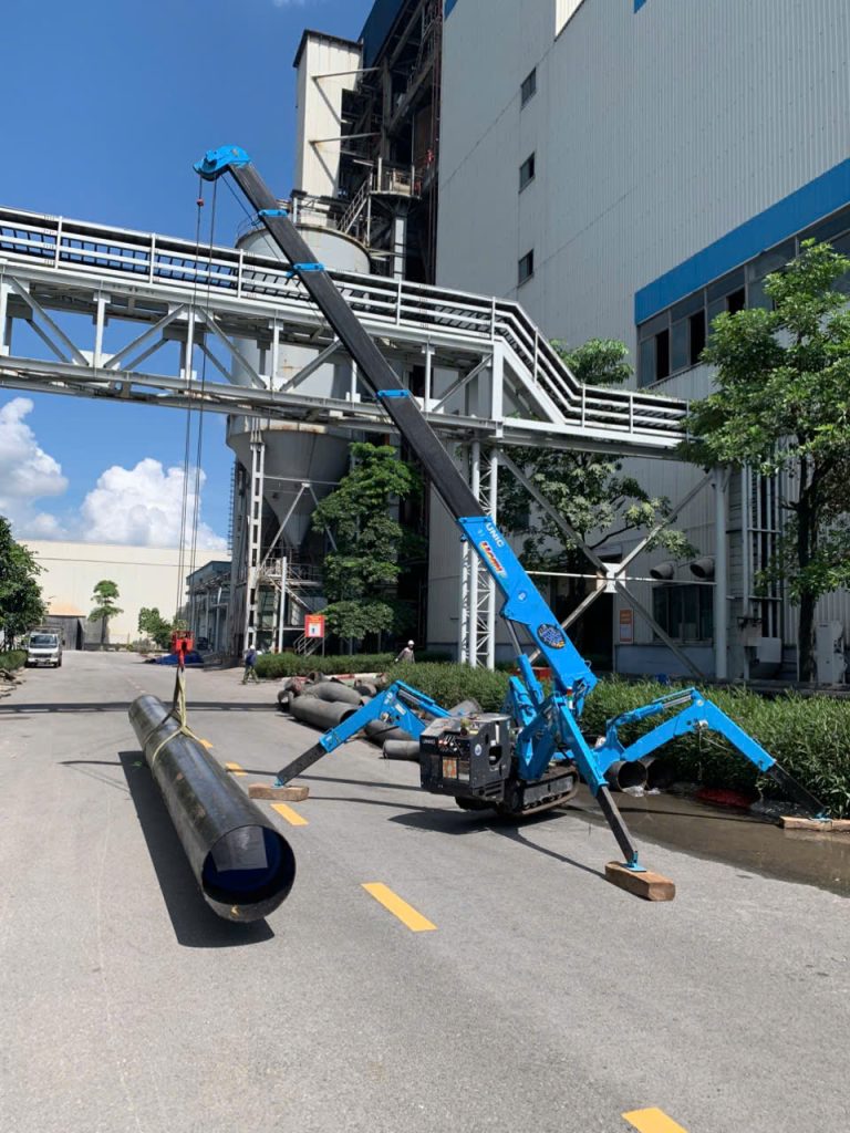 Thuê xe cẩu nhện thi công công trình trong ngõ nhỏ