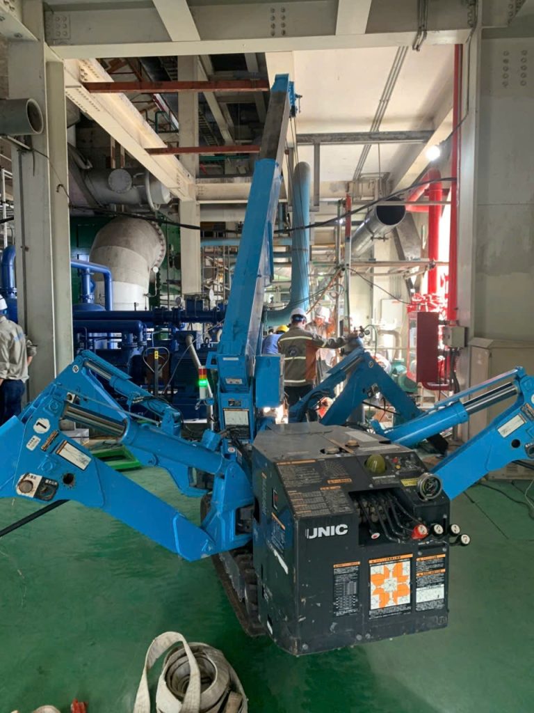 Thuê xe cẩu nhện nâng máy móc thiết bị tại nhà xưởng