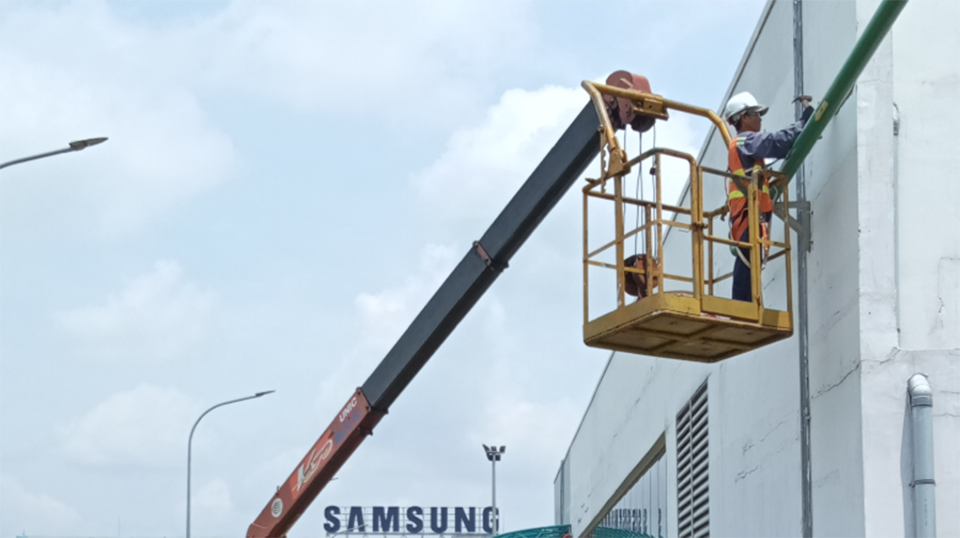 Dịch vụ cho thuê xe cẩu nâng người gắn giỏ sửa chữa nhà xưởng