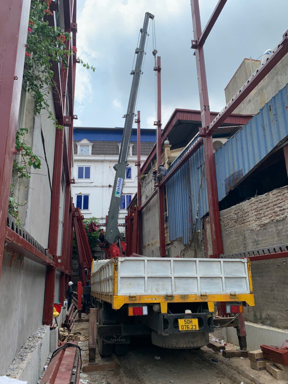 Dịch vụ cho thuê xe cẩu nâng người gắn giỏ sửa chữa nhà xưởng