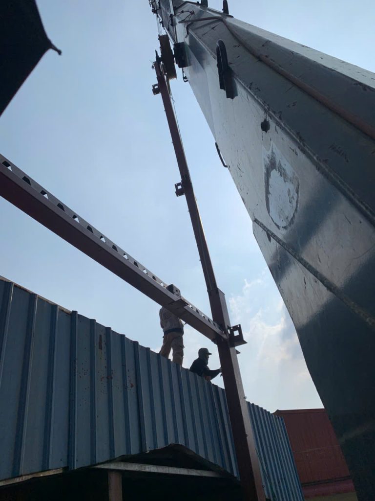 Dịch vụ cho thuê xe cẩu nâng người gắn giỏ sửa chữa nhà xưởng