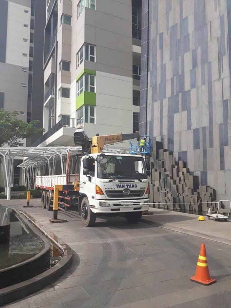 Dịch vụ cho thuê xe cẩu nâng người gắn giỏ sửa chữa nhà xưởng