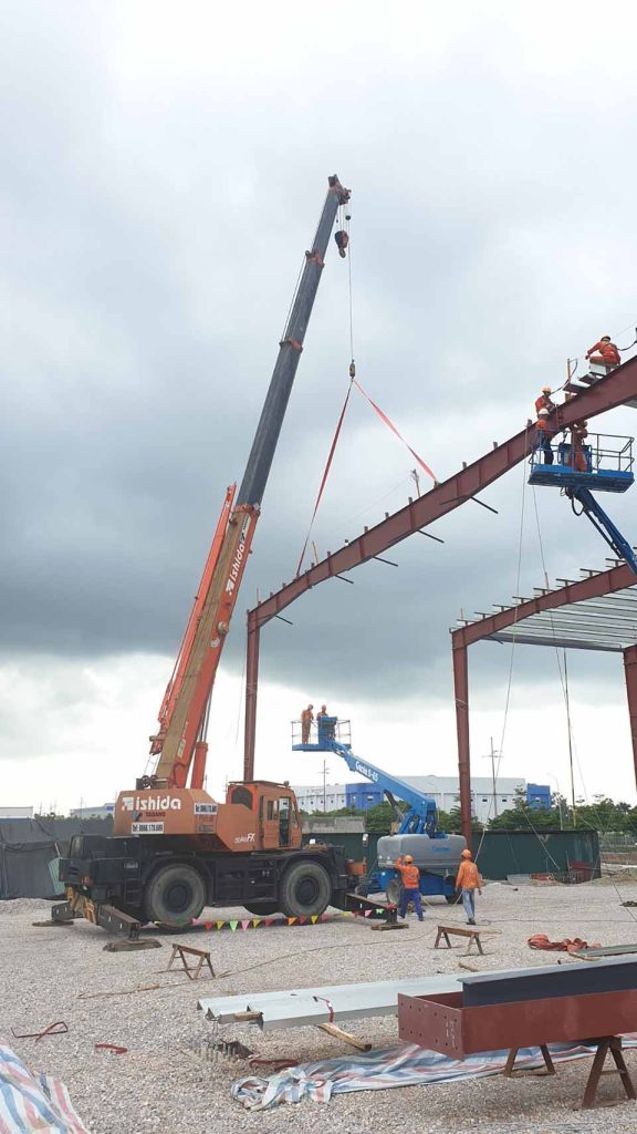 Dịch vụ cho thuê xe cẩu nâng người gắn giỏ sửa chữa nhà xưởng