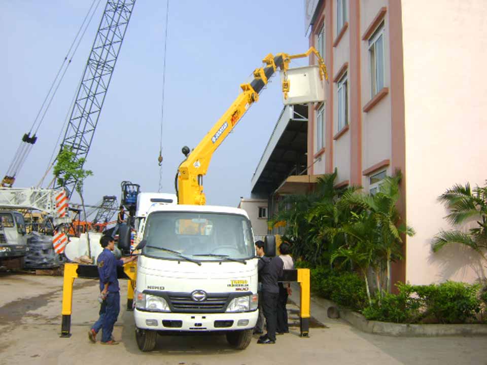 Dịch vụ cho thuê xe cẩu nâng người gắn giỏ sửa chữa nhà xưởng