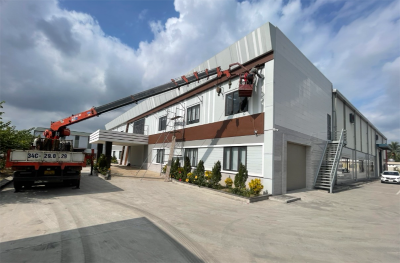 Giải pháp sử dụng xe cẩu gắn giỏ nâng người để lắp bảng quảng cáo