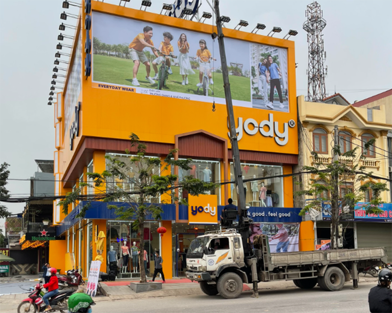 thue xe cau nang nguoi lap dat bien quang cao 2