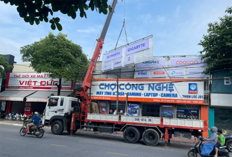 Giải pháp sử dụng xe cẩu gắn giỏ nâng người để lắp bảng quảng cáo