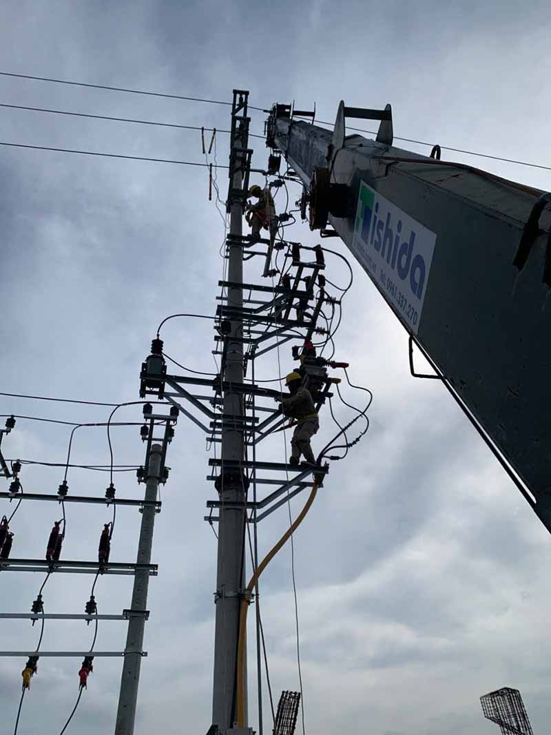 Thuê xe cẩu tự hành gắn giỏ nâng người phục vụ lắp đặt đèn chiếu sáng, camera trên cao
