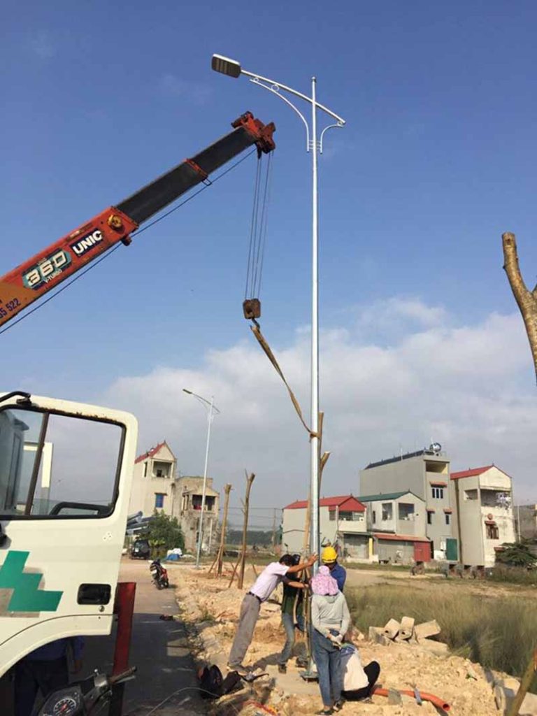 Thuê xe cẩu tự hành gắn giỏ nâng người phục vụ lắp đặt đèn chiếu sáng, camera trên cao