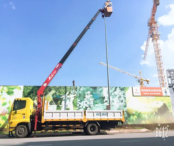 Thuê xe cẩu thung gắn giỏ nâng người