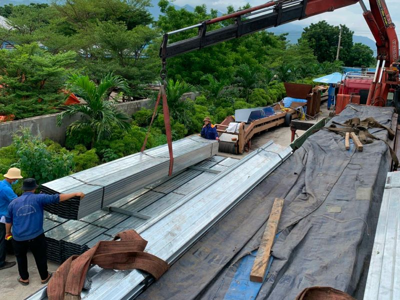 Cẩu hạ vận chuyển vật tư sắt hộp