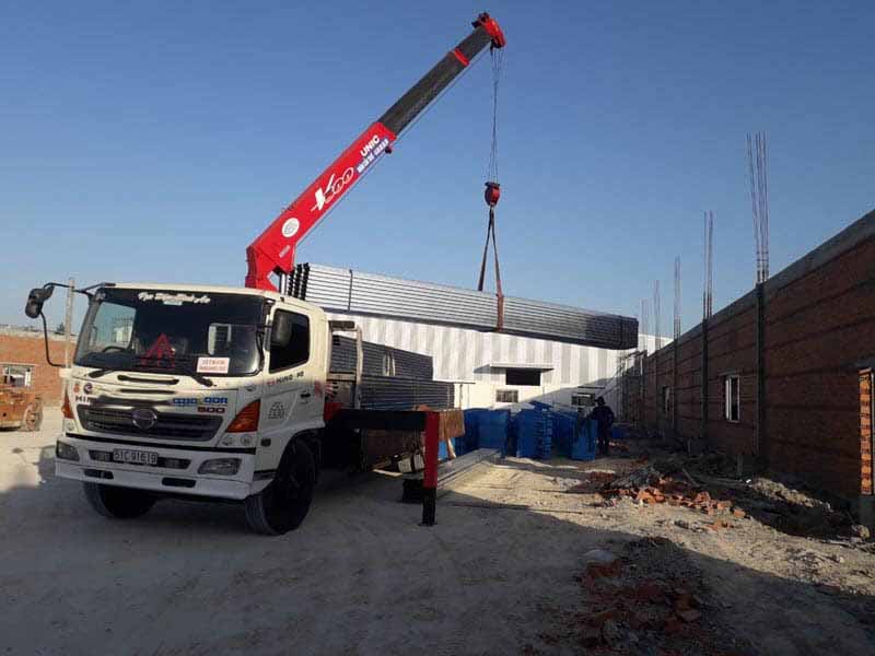 Cẩu hạ vận chuyển vật tư sắt hộp