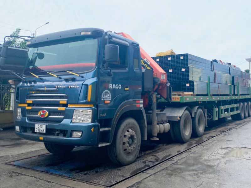 Cẩu hạ vận chuyển vật tư sắt hộp
