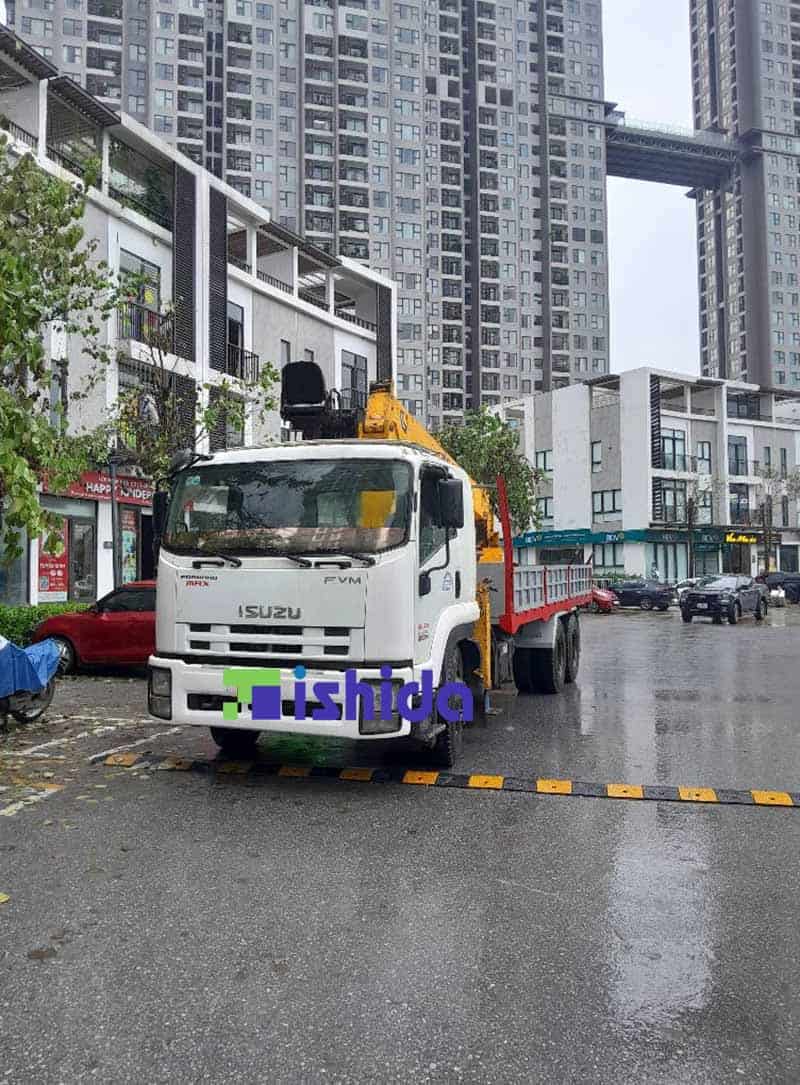 Ishida thuê xe cẩu hỗ trợ lắp đặt thang thoát hiểm