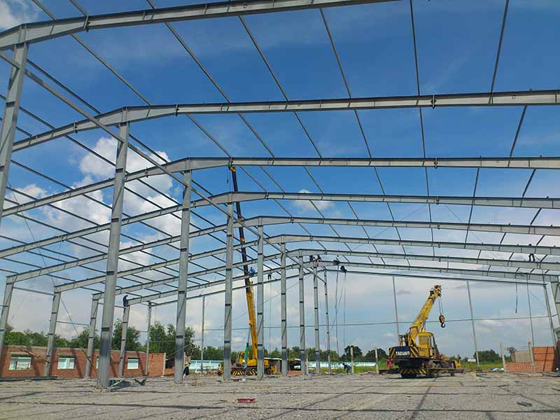 Cẩu lắp dựng kết cấu nhà thép