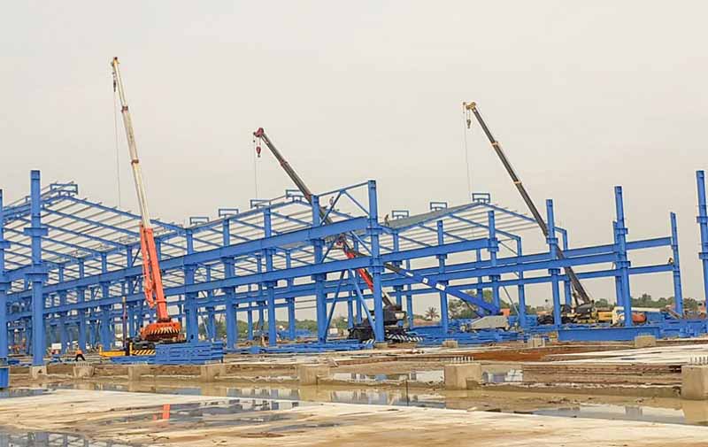 Cẩu lắp dựng kết cấu nhà thép