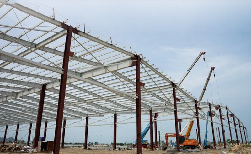 Cẩu lắp dựng kết cấu nhà thép