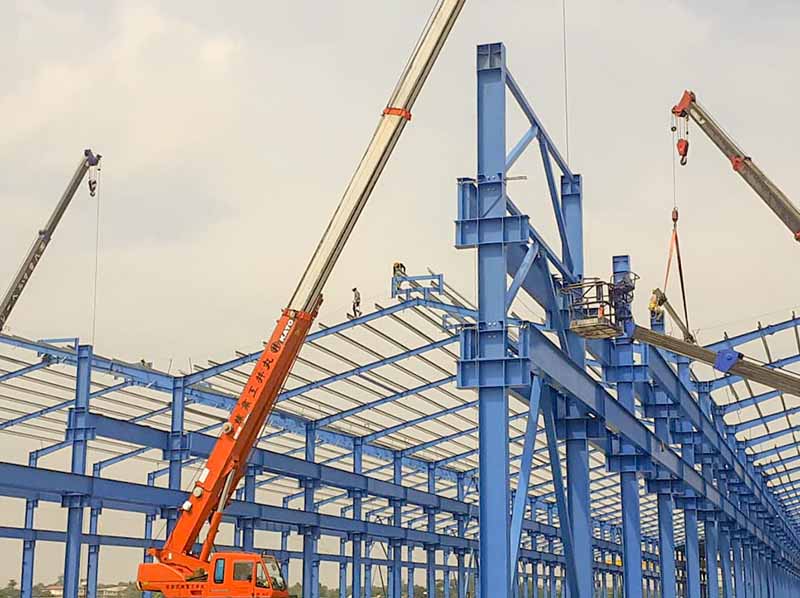 Cẩu lắp dựng kết cấu nhà thép