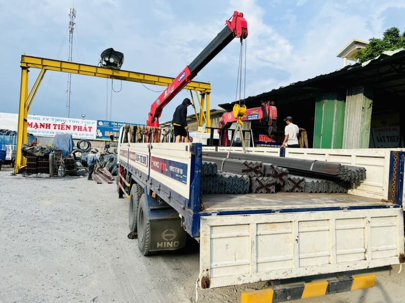 Cẩu nâng hạ vận chuyển sắt thép