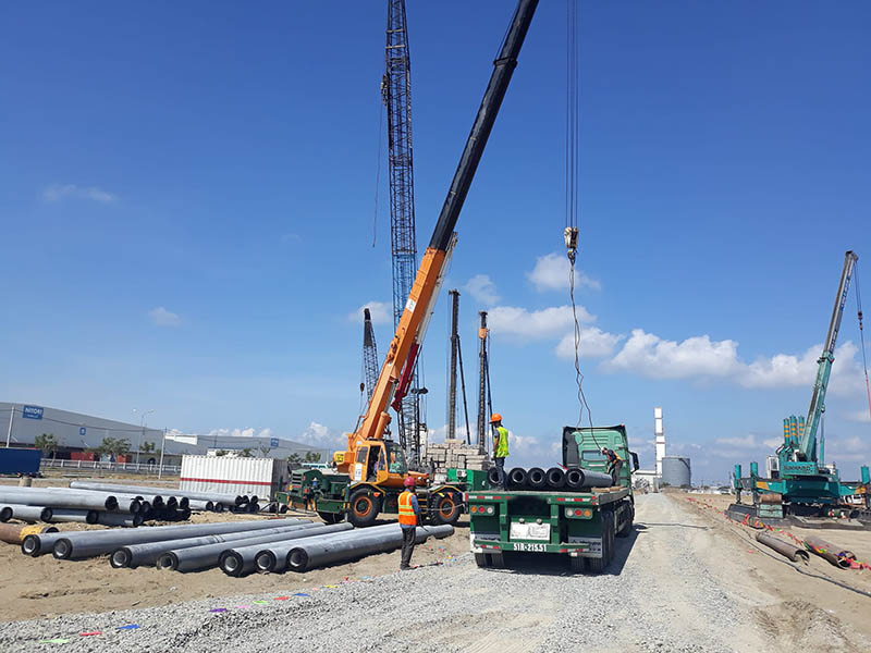Thuê xe cẩu nâng hạ vật tư xây dựng