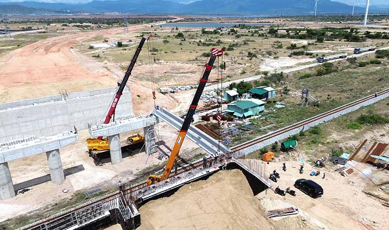 THUÊ XE CẨU VẬT LIỆU XÂY DỰNG 8 thue cau vat lieu xay dung 13