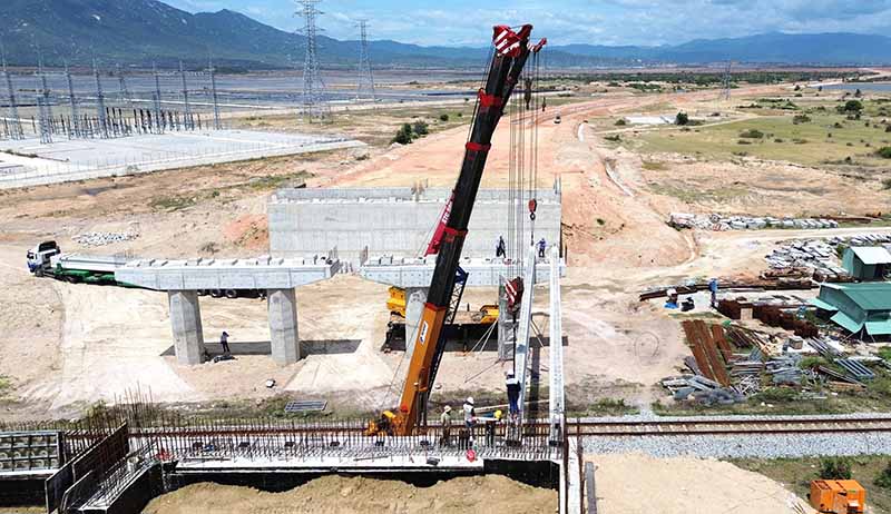 THUÊ XE CẨU VẬT LIỆU XÂY DỰNG 13 thue cau vat lieu xay dung 5