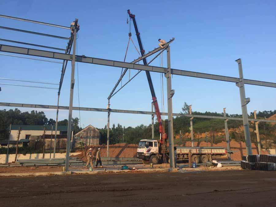 Thuê xe cẩu tự hành dựng nhà thép tiền chế