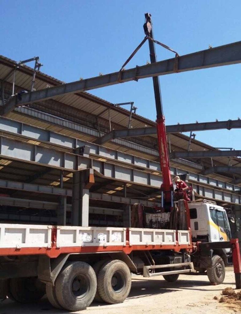 Thuê xe cẩu tự hành dựng nhà thép tiền chế
