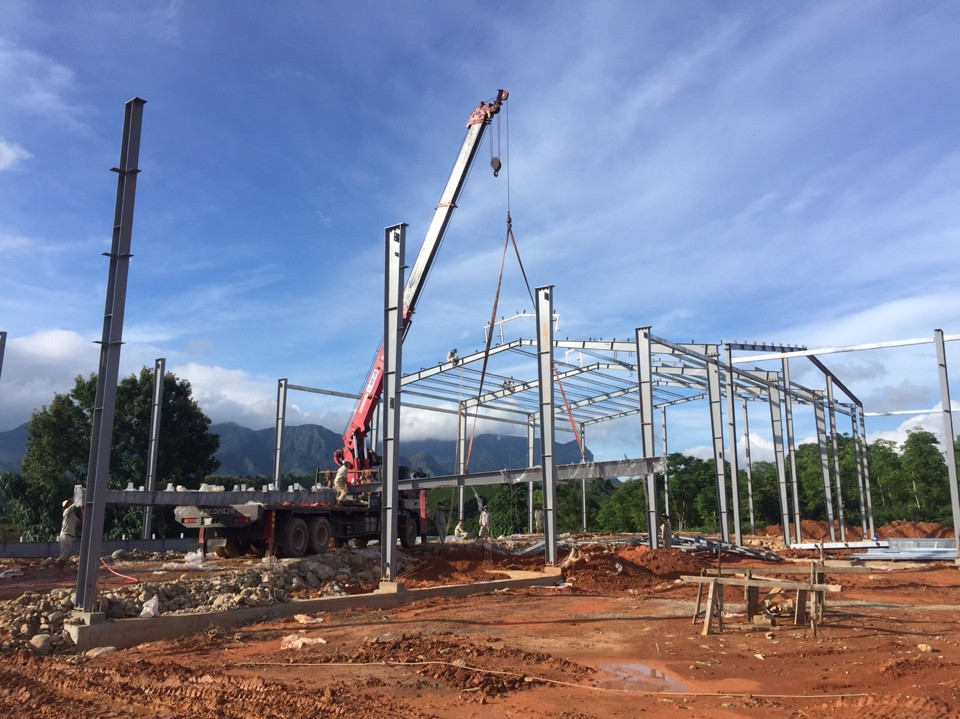 Thuê xe cẩu tự hành dựng nhà thép tiền chế