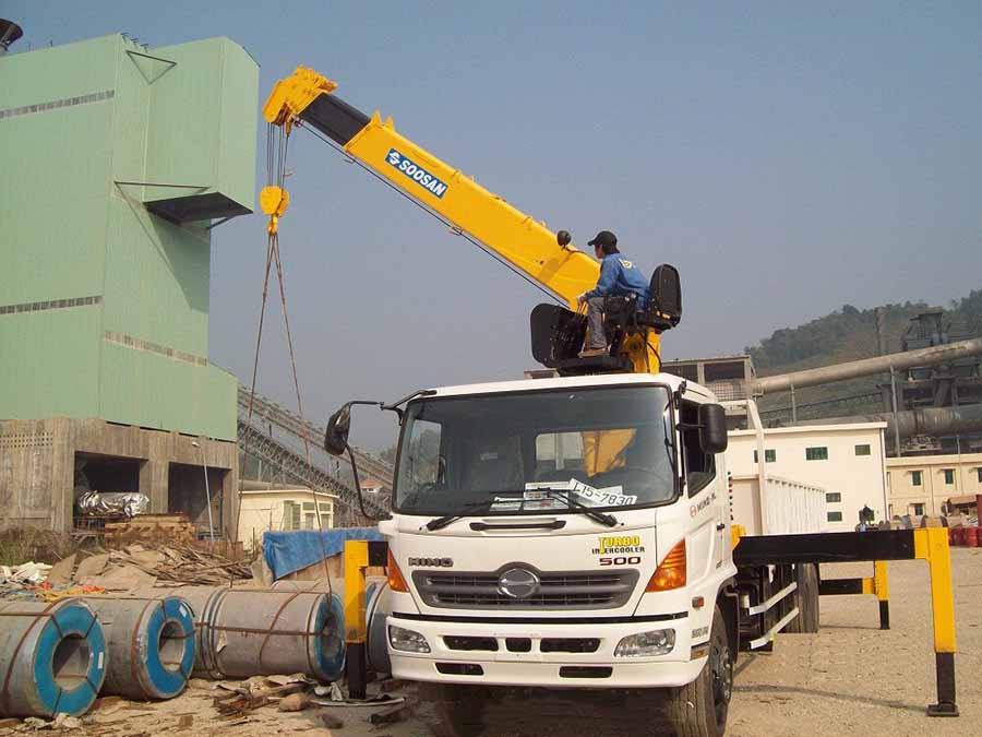 Thuê xe cẩu tự hành dựng nhà thép tiền chế