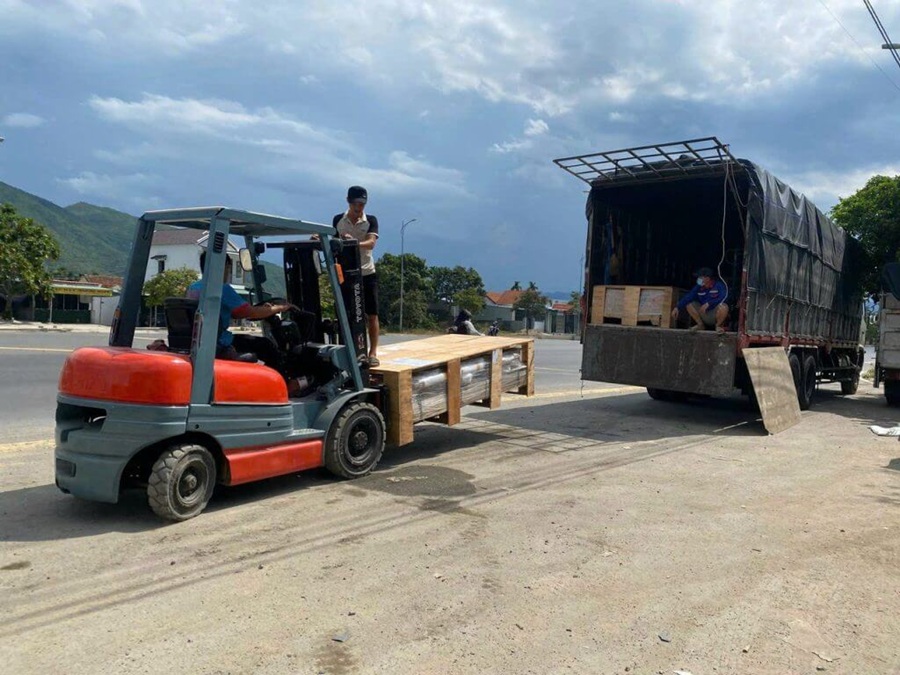 Thuê xe nâng hàng di chuyển ra bãi