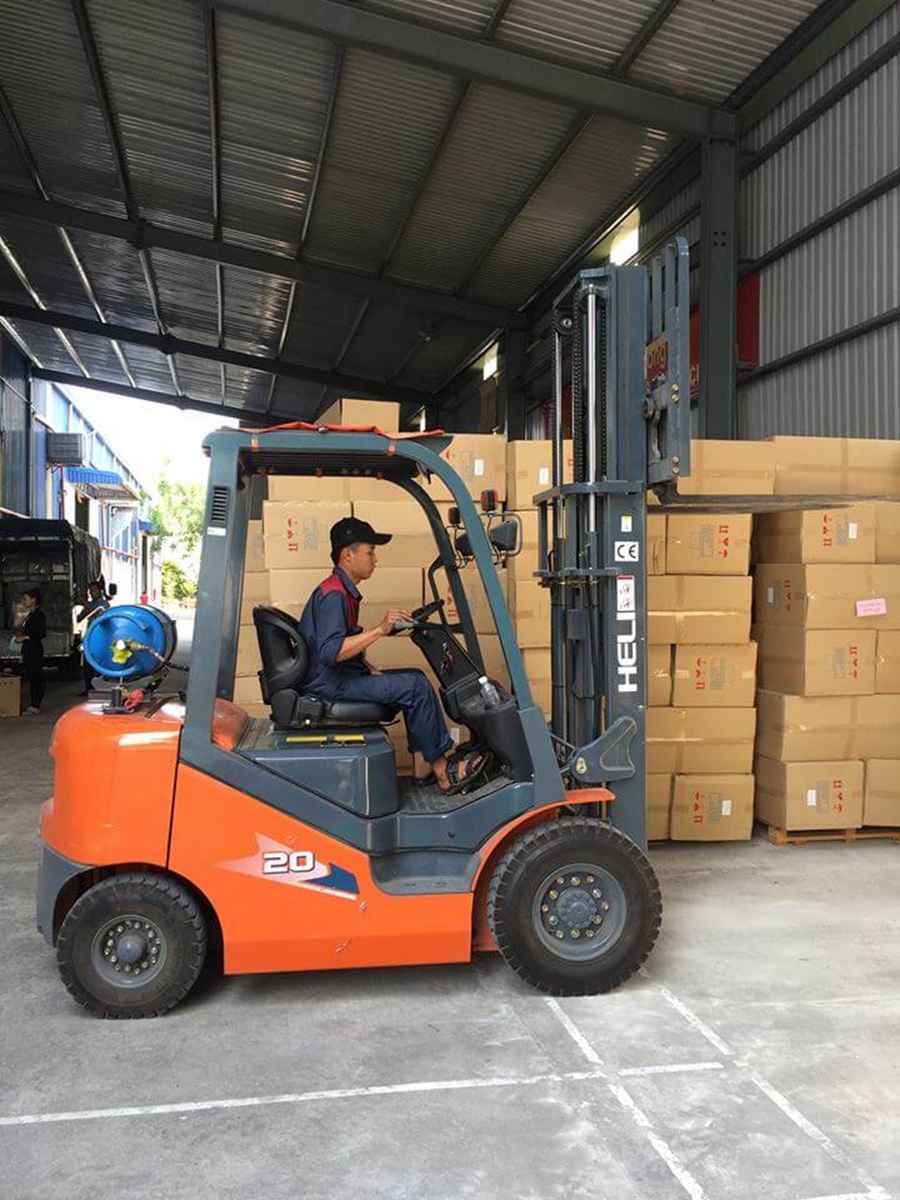 Cho thuê xe nâng hàng di chuyển đồ đạc thiết bị vật tư