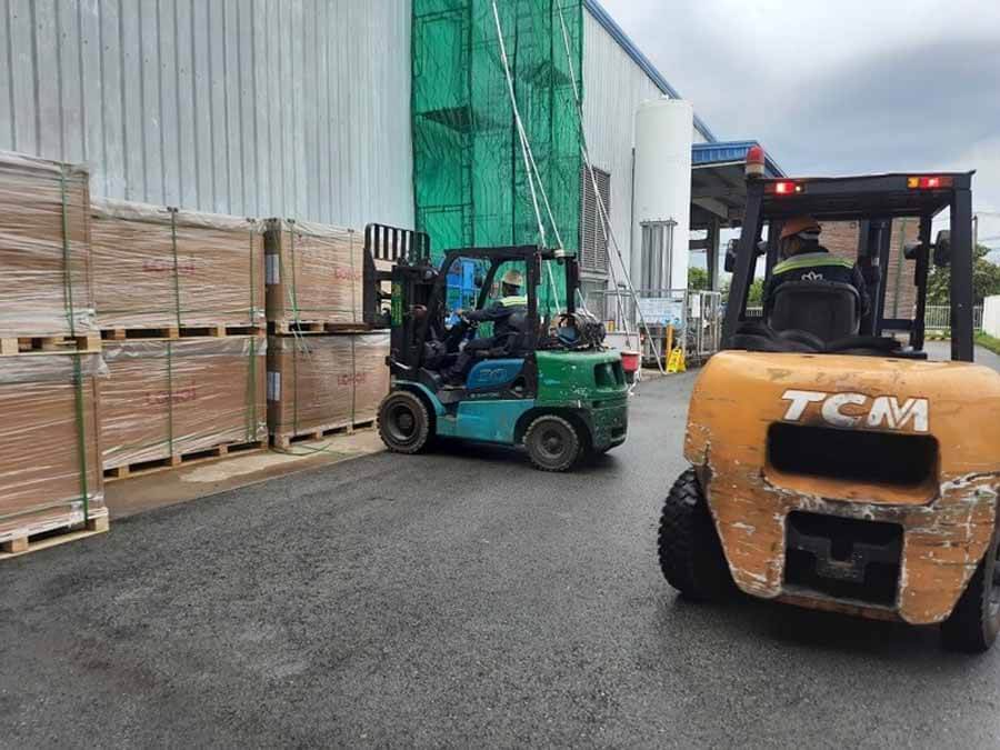 Dịch vụ cho thuê xe nâng hàng rút hàng container