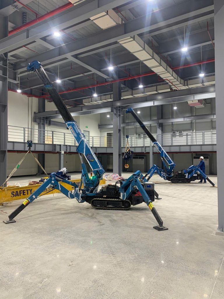 Thuê Xe Cẩu Chân Nhện Lắp Cầu Trục Nhà Xưởng