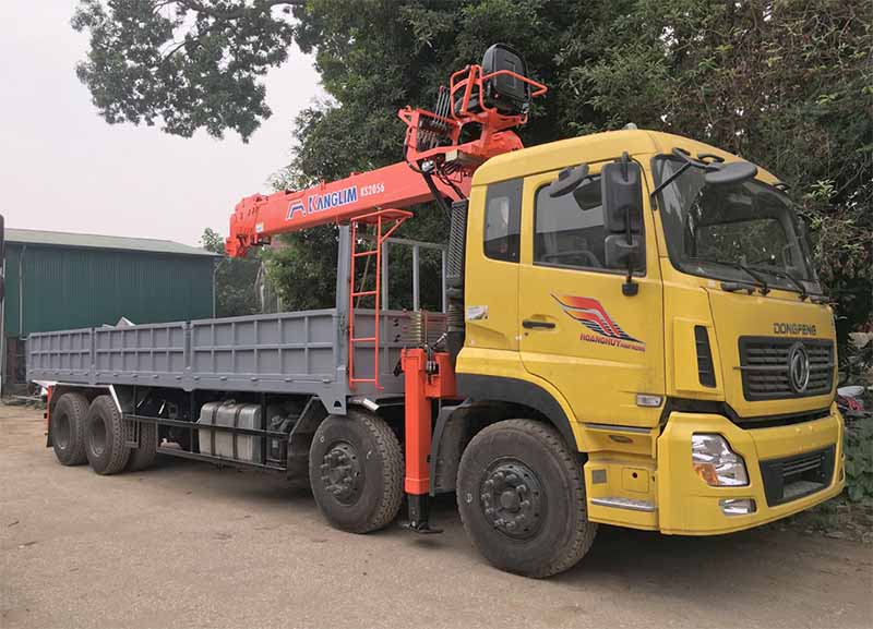 xe tai cau lam viec trong nha xuong 7