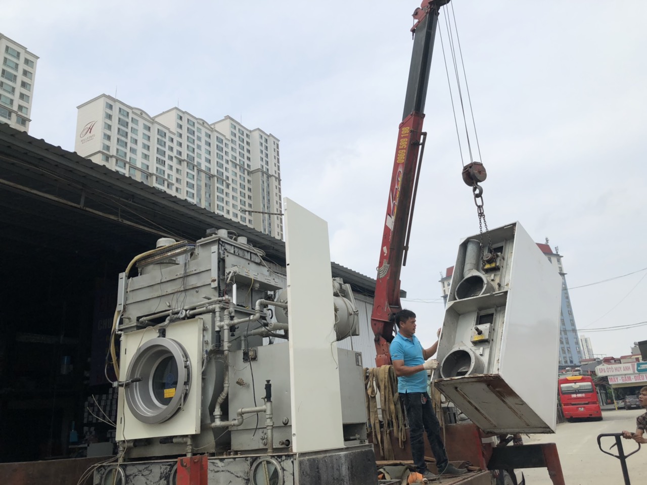 Cách Vận Chuyển Máy Giặt Lên Tầng Cao Bằng Xe Cẩu