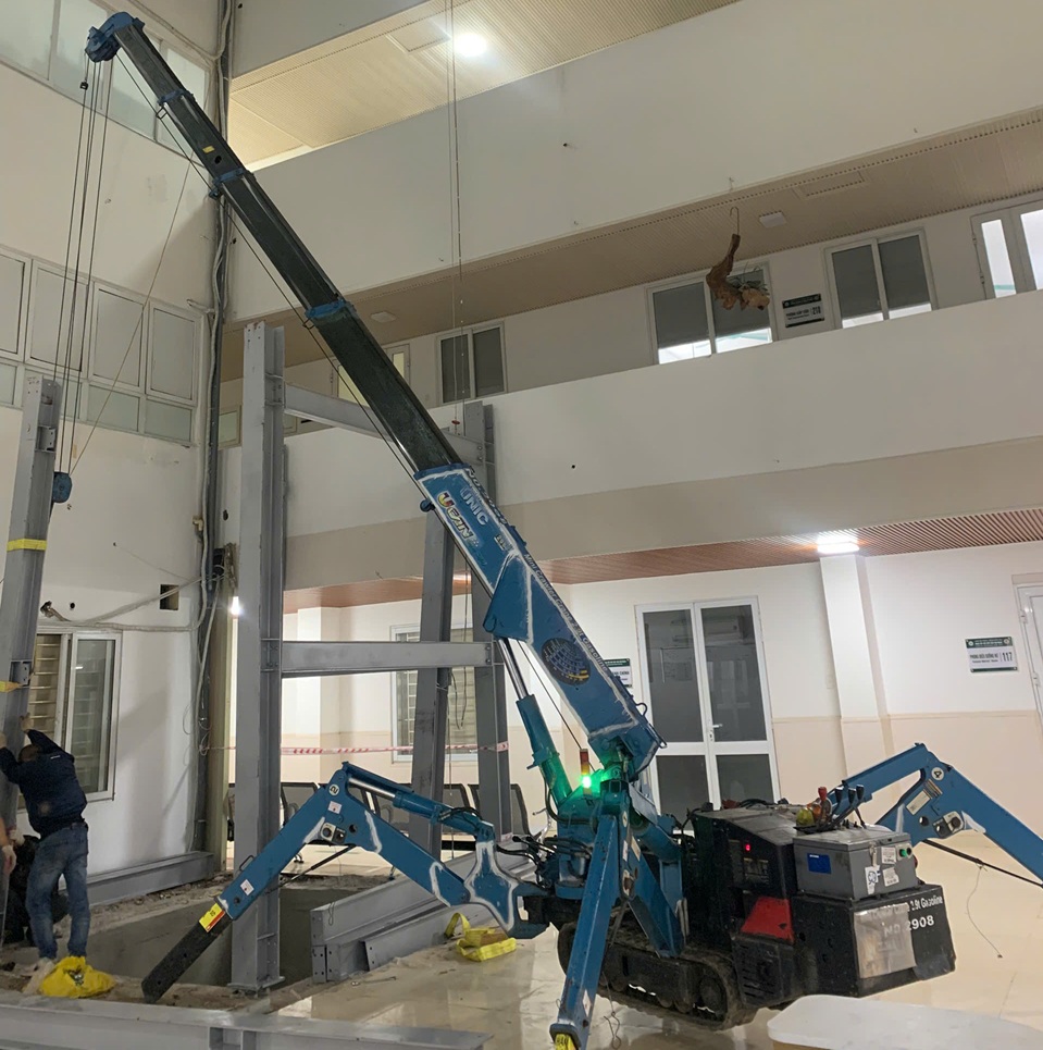 Xe cẩu nhện lắp đặt khung thang máy tại bệnh viện 198