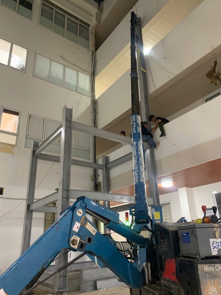 Xe cẩu nhện lắp đặt khung thang máy tại bệnh viện 198