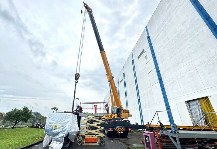 Dịch vụ Thuê xe cẩu lắp đặt máy ép nhựa 