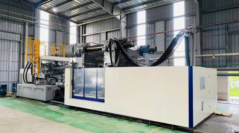 Dịch vụ Thuê xe cẩu lắp đặt máy ép nhựa 