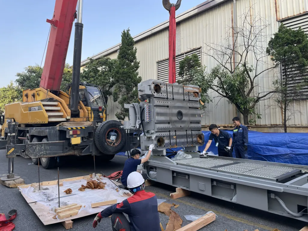 Dịch vụ Thuê xe cẩu lắp đặt máy ép nhựa 