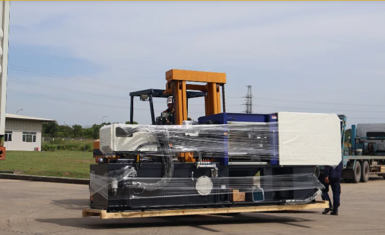 Dịch vụ Thuê xe cẩu lắp đặt máy ép nhựa 